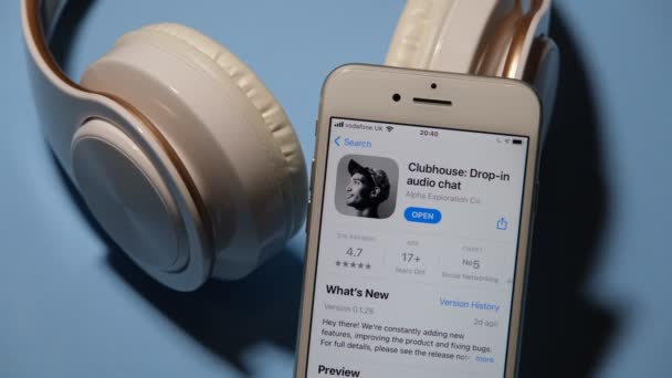 Widok Aplikacji Klubowej Smartfona Białe Bezprzewodowe Słuchawki Niebieskim Tle Cieniami — Wideo stockowe