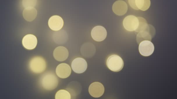 โบเก้สีเทาและสีเหลืองปิดขึ้น ตกแต่งในวันหยุดคริสต์มาสสุขสันต์ สุขสันต์วันปีใหม่ แวววาวหลายสีไฟโฟกัสอ่อนกระพริบ คุณสมบัติโฟกัส เลนส์โบเก้ แสงพลุ ความมืด — วีดีโอสต็อก