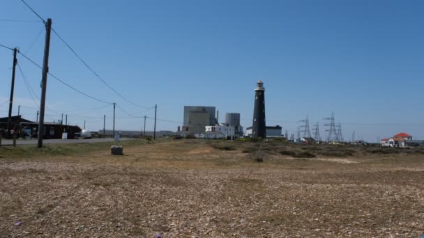 El Faro Viejo y la central nuclear en el fondo en Dungeness Headland, Kent, Inglaterra. — Vídeo de stock