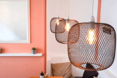 Kafede ampulleri olan modern lambalar, iç mekan. Retro edison lamba dekoru. Modern lamba dekoru.