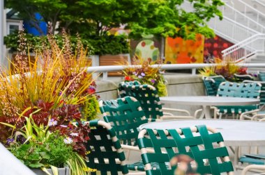 Sokakta boş kafe masaları, sokak fotoğrafçılığı. Boş bir açık hava restoranı. Modern dış kantin masaları ve sandalyeler boş. Boş yaz kafesi.. 