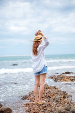 Kadın cep telefonunu sahile attı..