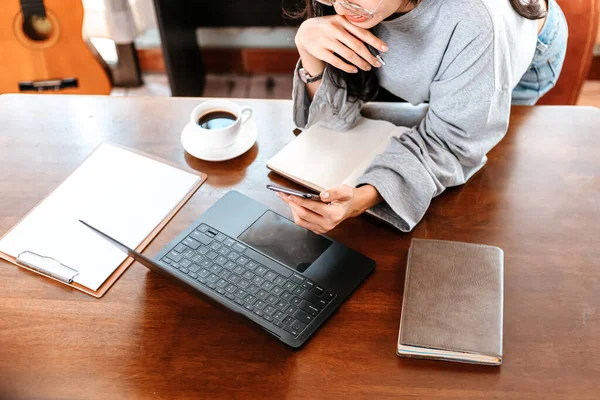 Mujer Que Usa Teléfono Móvil Mientras Trabaja Casa Concepto Trabajo — Foto de Stock