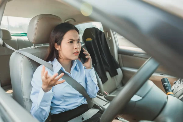 Женщина Использует Мобильный Телефон Время Вождения Автомобиля — стоковое фото
