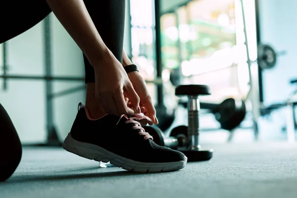 Spor Salonunda Ayakkabı Bağcıklarını Bağlayan Kadın Elleri Dambıl Şişesi Kızın — Stok fotoğraf