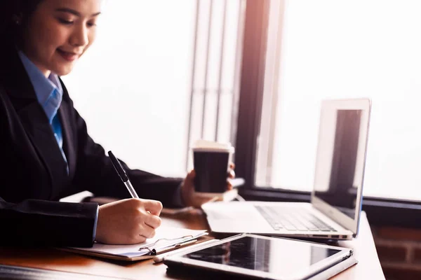 Donne Affari Bevono Caffè Caldo Tra Lavoro Altro Computer Portatile — Foto Stock