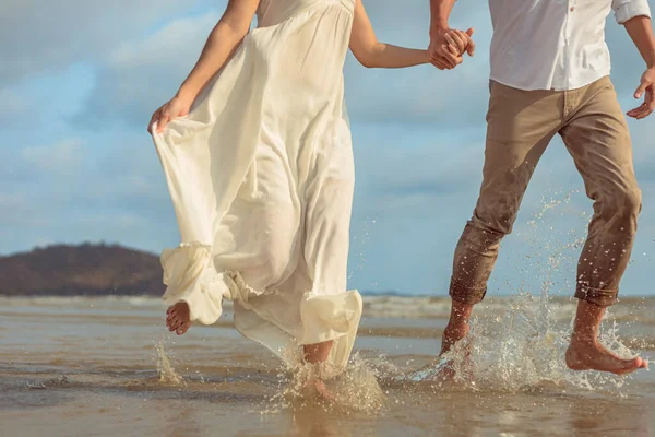 Young Couple Holding Hands Running Beach — Stock Photo, Image