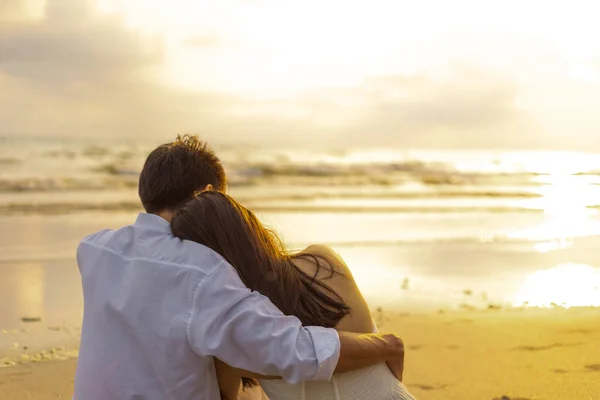 Couple Amoureux Regarder Coucher Soleil Ensemble Sur Plage Voyage Vacances — Photo