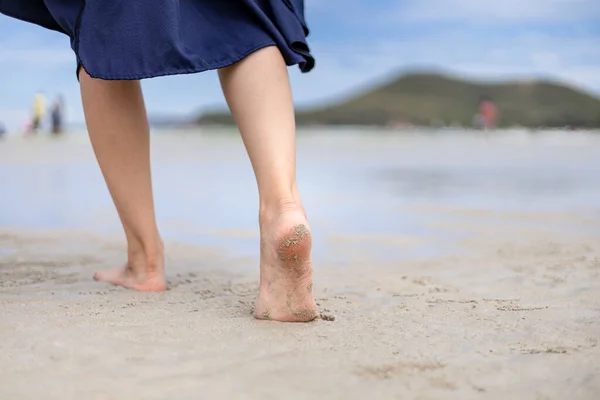 Mulher Descalça Andando Praia Verão Longo Onda Água Mar Areia — Fotografia de Stock