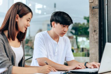 Lise ya da üniversite öğrencileri çalışma kitabına yetişir ve masa başında ders çalışır, ders çalışır, ödev yapar, sınavlara hazırlanır.