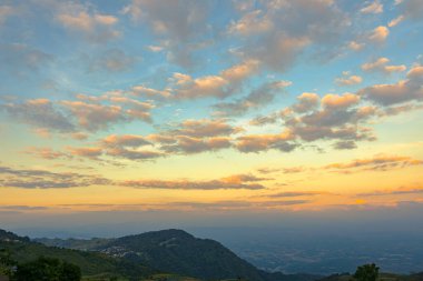 Gün batımı, gün doğumu gökyüzü ve güzel bulut. Bulut manzarası kavramı.