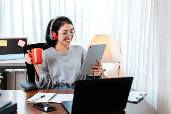 Mujer Trabajando Ordenador Portátil Sostener Taza Café Mientras Está Sentado — Foto de Stock