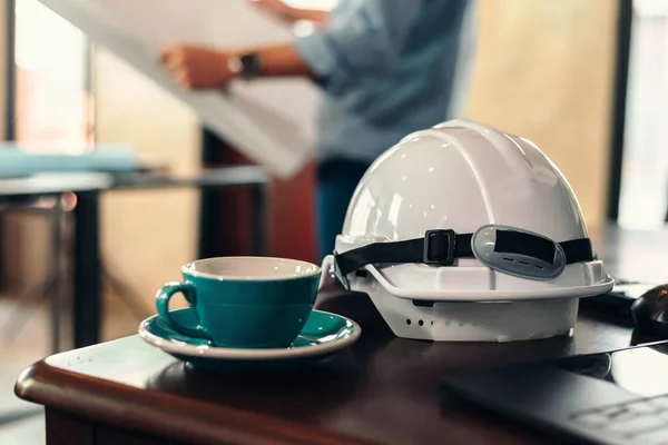 Schutzhelme Und Kaffeetasse Auf Dem Tisch Auf Der Baustelle Architekt — Stockfoto