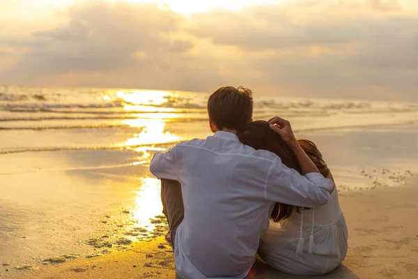 Couple Amoureux Regarder Coucher Soleil Ensemble Sur Plage Voyage Vacances — Photo