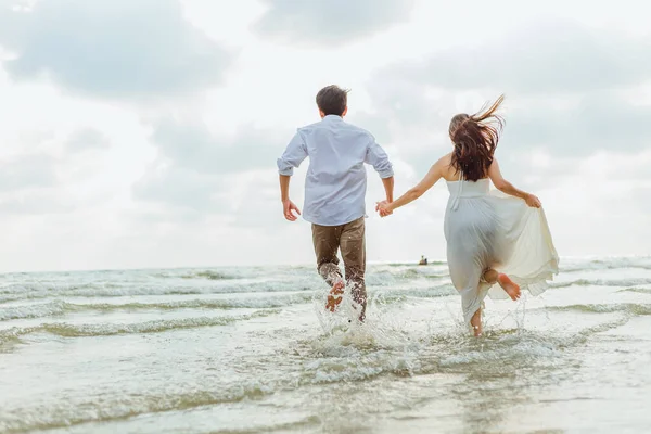 Jeune Couple Tenant Main Courant Sur Plage — Photo