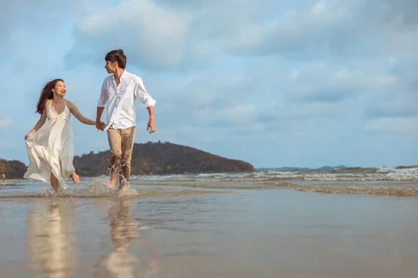 Jeune Couple Tenant Main Courant Sur Plage — Photo