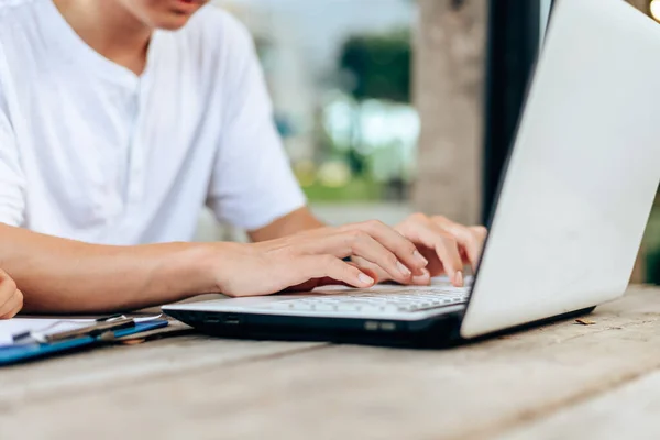 Studenti Delle Scuole Superiori Del College Gruppo Recuperando Cartella Lavoro — Foto Stock