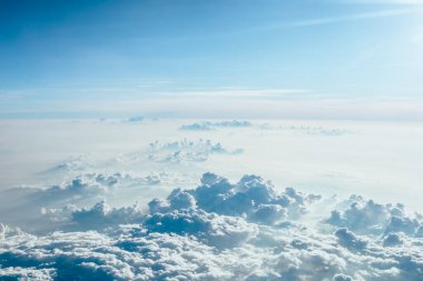 Sabahları gökyüzünü görmek için uçak penceresinden bak.