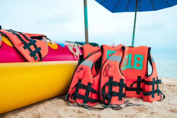Giubbotto Salvataggio Banana Boat Sdraiati Sulla Spiaggia Sotto Ombrellone — Foto Stock