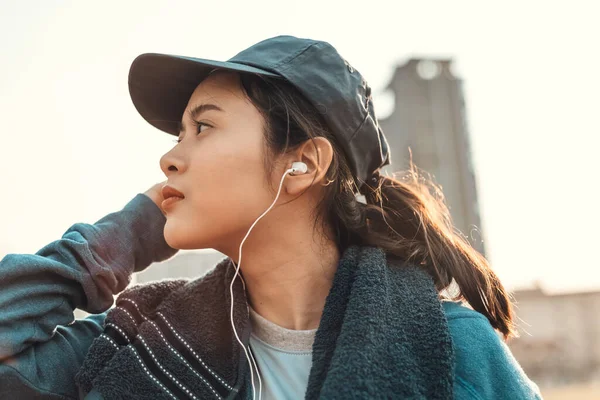 Salute Sportiva Auricolare Ascoltare Musica Tra Allenamento Allo Stadio Sportivo — Foto Stock