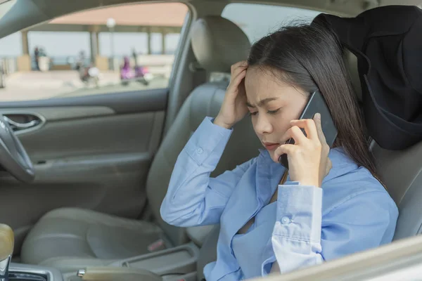 Mujer Negocios Dentro Coche Usando Teléfono Móvil Para Trabajar Ella — Foto de Stock