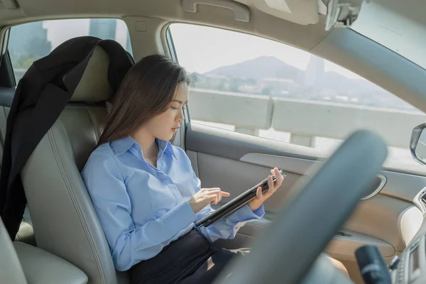 자동차 안에서 일하는 사업가가 때쓰는 태블릿을 사용하는 — 스톡 사진