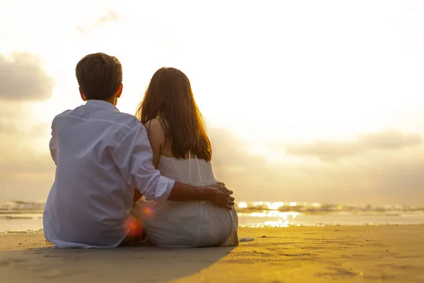 Casal Apaixonado Assistindo Pôr Sol Juntos Praia Viagens Férias Verão — Fotografia de Stock