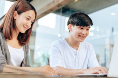 Lise ya da üniversite öğrencileri çalışma kitabına yetişir ve masa başında ders çalışır, ders çalışır, ödev yapar, sınavlara hazırlanır.