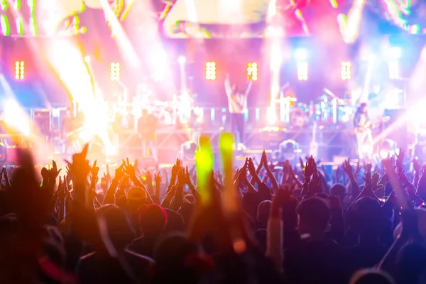 Multidão Com Mãos Levantadas Festival Concerto — Fotografia de Stock