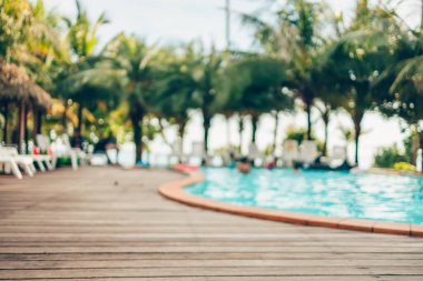 Otelde lüks bir yüzme havuzu var..