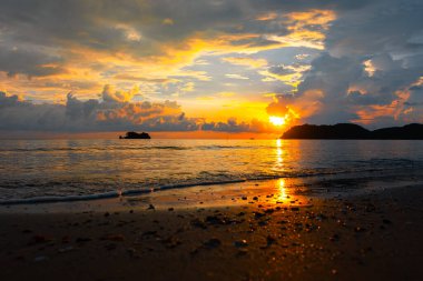 Tropik deniz ve güzel günbatımı. Sahil yolculuğu konsepti.