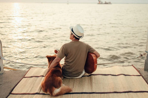 Homme Porte Chapeau Paille Câlin Avec Chien Détendre Près Mer — Photo