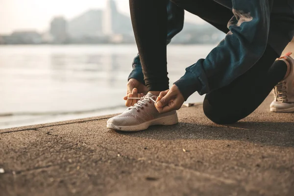 Mujer Atando Cordones Zapatos Corredor Fitness Mujer Prepárate Para Trotar — Foto de Stock