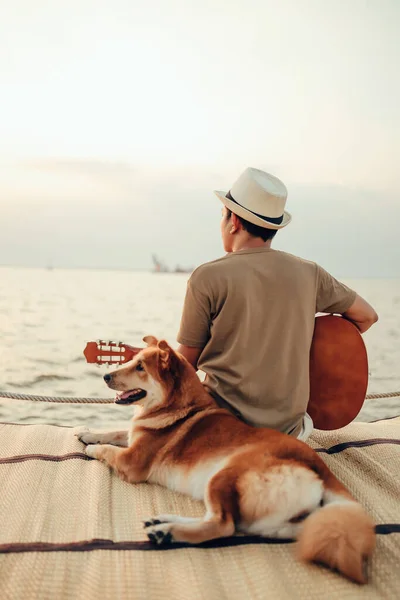 Hombre Usa Sombrero Paja Toca Música Guitarra Cerca Del Atardecer — Foto de Stock