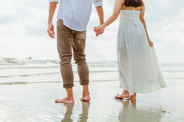 Jeune Couple Tenant Main Courant Sur Plage — Photo