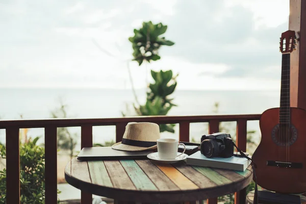 Café Chapeau Paille Appareil Photo Ordinateur Portable Sur Table Station — Photo