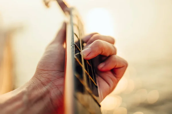 Homem Tocando Guitarra Pôr Sol Praia Mar — Fotografia de Stock