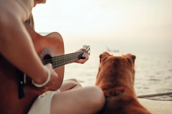 Homme Porte Chapeau Paille Joue Musique Guitare Près Mer Coucher — Photo