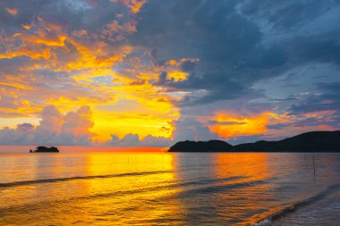 Tropik deniz ve güzel günbatımı. Sahil yolculuğu konsepti.