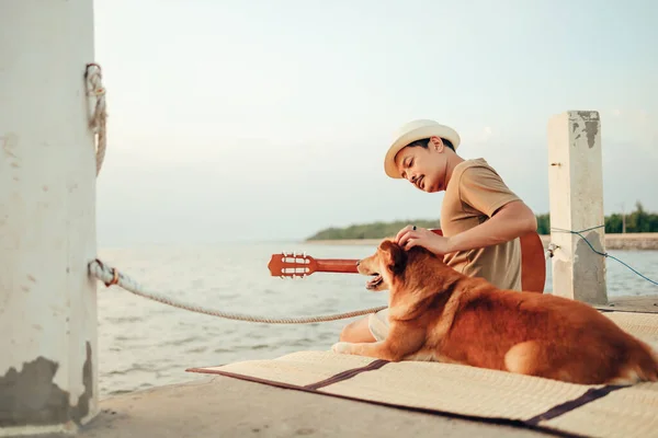 Homem Usa Chapéu Palha Tocando Música Guitarra Perto Pôr Sol — Fotografia de Stock