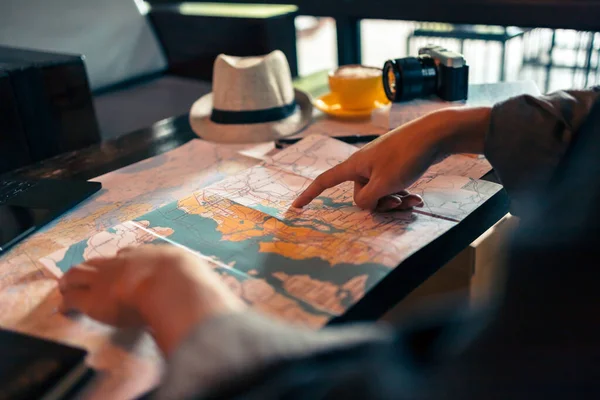 Turisztikai Tervezés Nyaralás Térképpel Egyéb Utazási Kiegészítők Asztalon Utazás Nyaralás — Stock Fotó