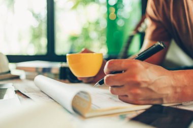 Turistler kalem tutuyor ve takvim ve haritayla tatil planlıyorlar