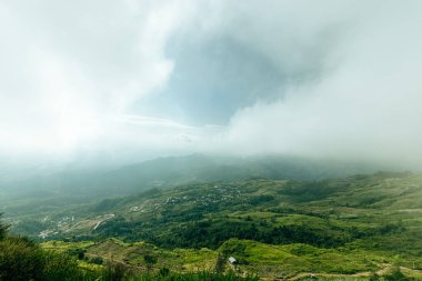 Manzaralı dağ, mavi gökyüzü ve güzel bulutlar..