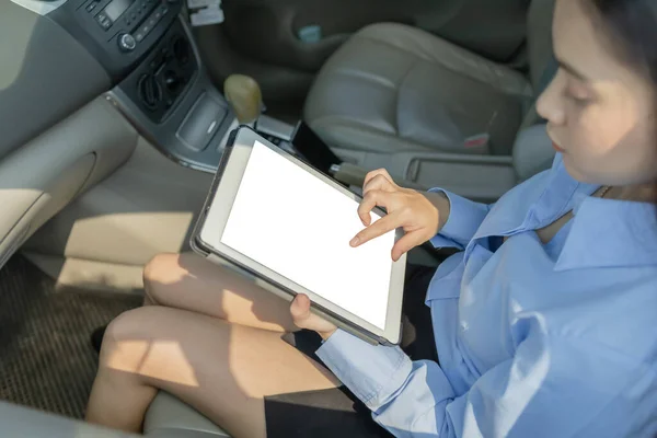 일하는 데쓰는 태블릿을 사용하여 차안에 주차하고 사업가 — 스톡 사진