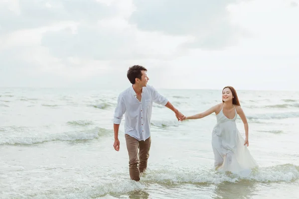 Amor Joven Pareja Cogida Mano Corriendo Playa Concepto Vacaciones Vocación —  Fotos de Stock