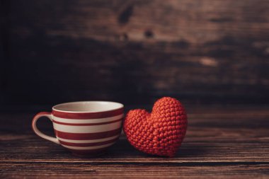 kalp şeklinde ve sehpanın üzerinde kahve.