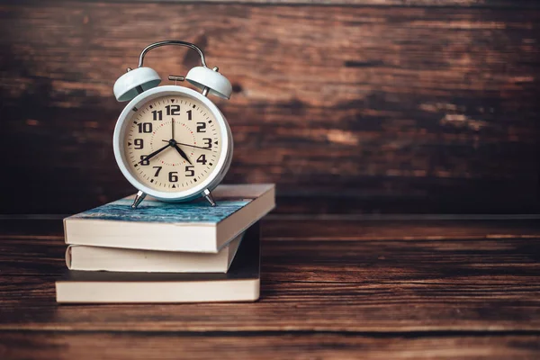 Réveil Sur Pile Livres Sur Table Bois — Photo