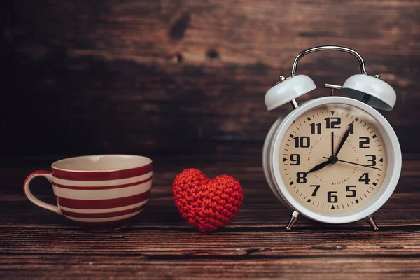 Relógio Despertador Forma Coração Café Mesa Madeira — Fotografia de Stock