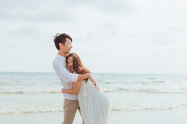 Romantik zaman aşığı çift sahilde dans ediyor. Seyahat konsepti. Balayı konsepti.