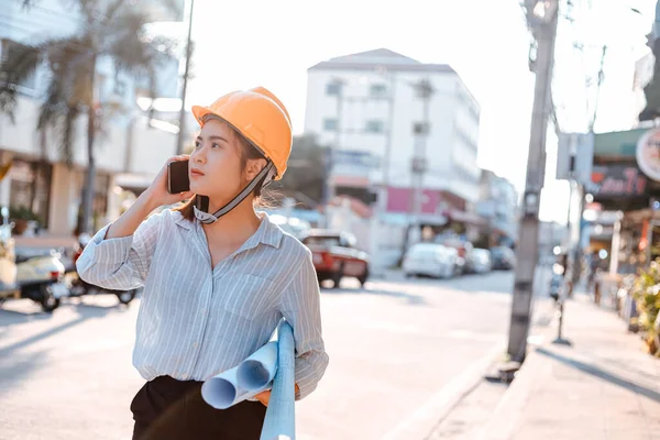 Arquitecto Mujer Utilizar Llamada Teléfono Móvil Con Enginner Gerente Proyecto — Foto de Stock